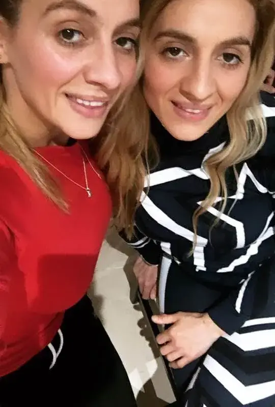 Тризначките Вяра и Надежда просят бездомни в Лондон (В същото време сестра им се кипри с Calvin Klein)