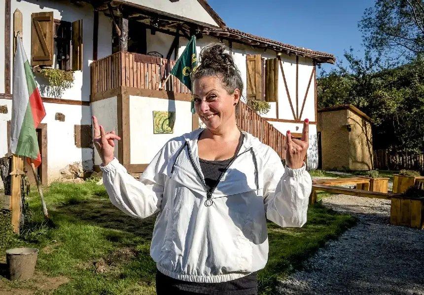 Участник се барикадира във „Фермата“!