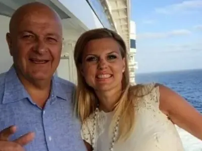 Вдовицата на Шарлопов извая плочки (Горещо фото по-долу)