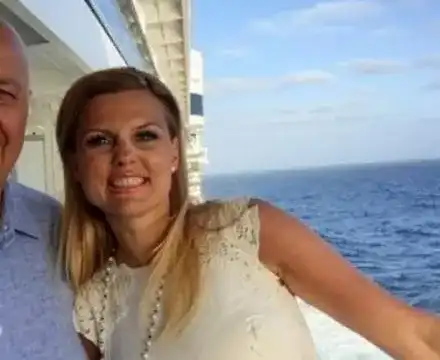 Вдовицата на Шарлопов извая плочки (Горещо фото по-долу)