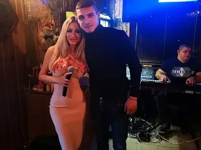 Вкара ли Десподов гол на тази чалгаджийка? (Снимки)