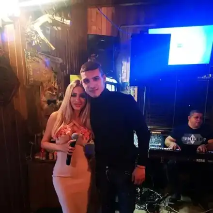 Вкара ли Десподов гол на тази чалгаджийка? (Снимки)