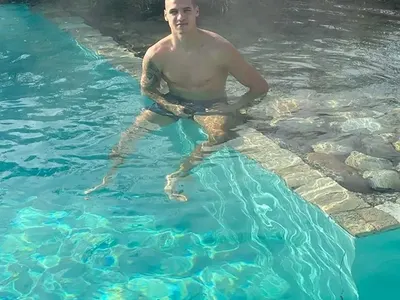 Вкара ли Десподов гол на тази чалгаджийка? (Снимки)