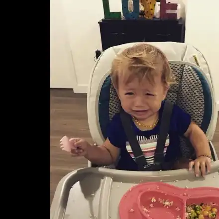 Внучката на Стоичков яде без ръце!