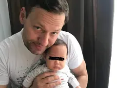 Орлин Павлов стана баща под чехъл, броди с торбички под очите от недоспиване