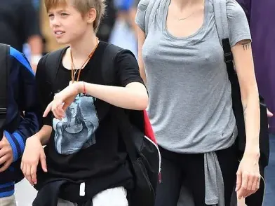 Защо Анджелина Джоли и Брат решиха да превърнат дъщеря си в МОМЧЕ? Вижте покъртителната история на Шайло, детето което го тъпчат с хормони