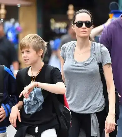 Защо Анджелина Джоли и Брат решиха да превърнат дъщеря си в МОМЧЕ? Вижте покъртителната история на Шайло, детето което го тъпчат с хормони