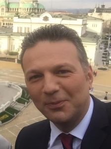 Ники Дойнов оплешивя   