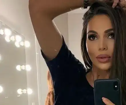 Алисия на уроци по астрология