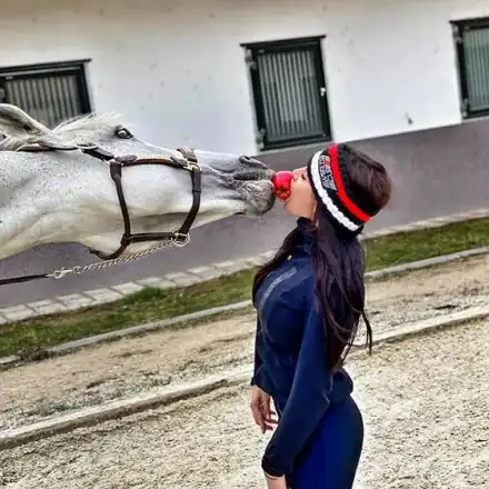 Арабаджиева яде ябълка с кон