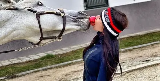 Арабаджиева яде ябълка с кон