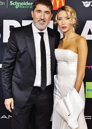 Башар Рахал гледа Райна като писано яйце