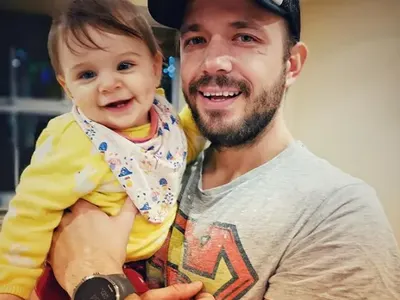 Бебето Хана одра кожата на Алекс Алексиев