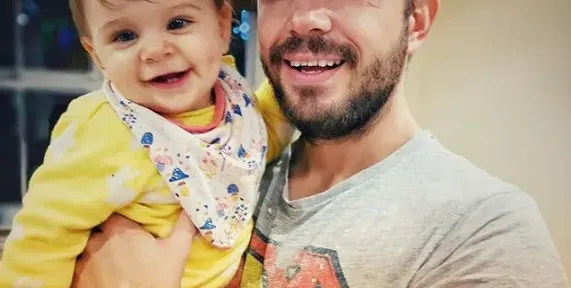 Бебето Хана одра кожата на Алекс Алексиев