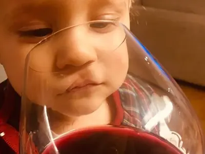 Биляна Петринска дава вино на бебето си