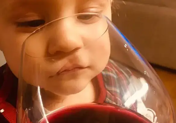 Биляна Петринска дава вино на бебето си