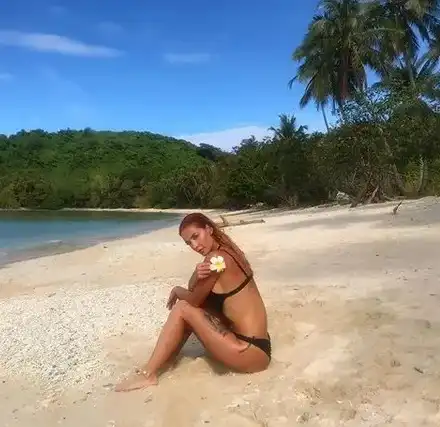 Бившата на Кулагин се чекне полугола на плажа (Снимка)