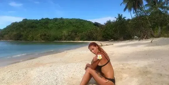 Бившата на Кулагин се чекне полугола на плажа (Снимка)