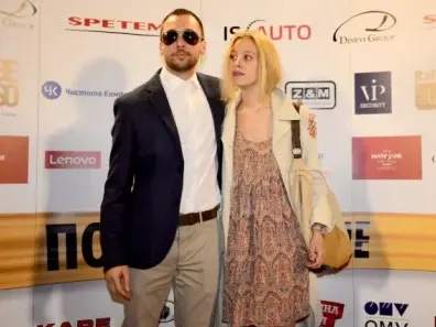 Бойко Кръстанов глези гаджето с цветя