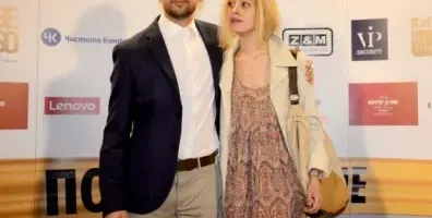 Бойко Кръстанов глези гаджето с цветя