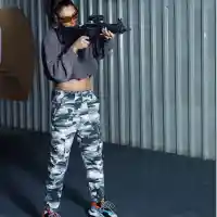 Черната Златка пуца с автомат