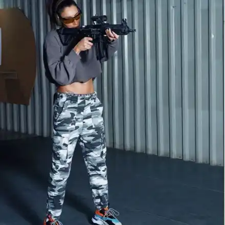 Черната Златка пуца с автомат