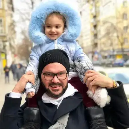 Д-р Енчев глези щерка си