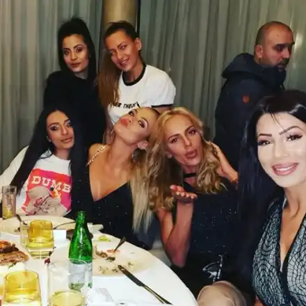 Десислава пя на рождения ден на Яна Димитрова