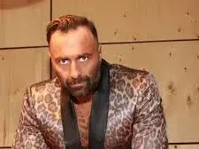 DJ Дамян пиян в дискотека, не може да стане от сепарето