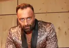 DJ Дамян пиян в дискотека, не може да стане от сепарето