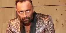 DJ Дамян пиян в дискотека, не може да стане от сепарето