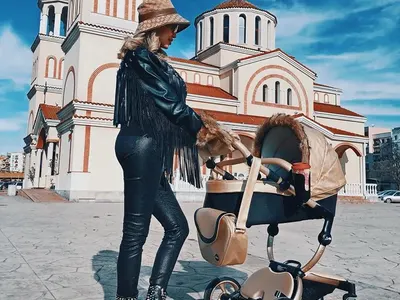 Джулиана Гани на първа разходка с бебето