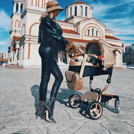 Джулиана Гани на първа разходка с бебето