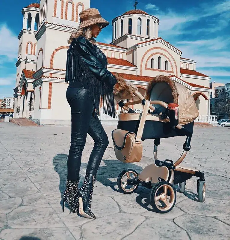 Джулиана Гани на първа разходка с бебето