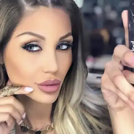 Джулката бясна заради стари снимки (Вижте ги по-долу)