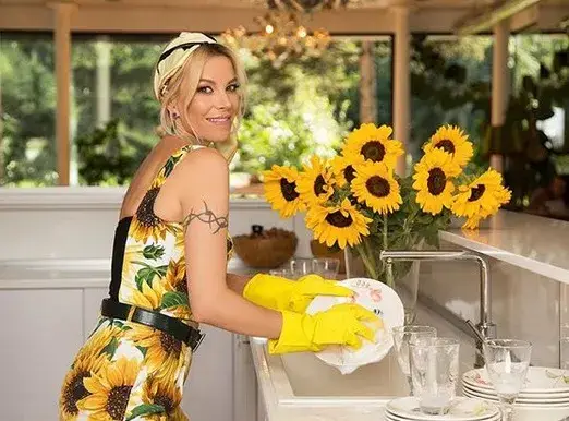 Домакиня за пример!  Емилия показа как мие чинии с грим и прическа