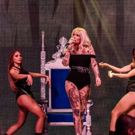 Емилия с фейк татуси