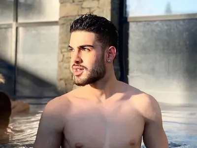 Емрах Стораро по стъпките на Андреа (Малкият син на Тони Стораро стана за смях с фотошоп)