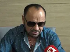 Фен нападна Миле Китич заради неизпълнен поздрав (Агресивният мъж го събори от сцената)