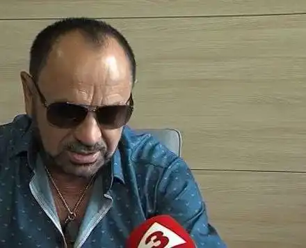 Фен нападна Миле Китич заради неизпълнен поздрав (Агресивният мъж го събори от сцената)