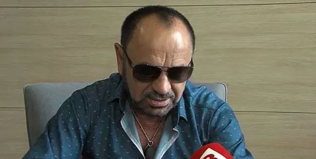 Фен нападна Миле Китич заради неизпълнен поздрав (Агресивният мъж го събори от сцената)