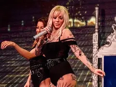 Фен се оплака пред „Уикенд”:  Гардове на Емилия ми счупиха носа! ( Момчето искало автограф, мутри го спукали от бой)