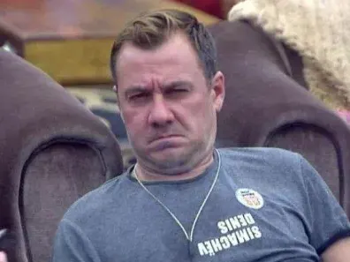 Гъмов се напи по празниците (Актьорът се търкаля под елхата в заведение)