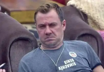 Гъмов се напи по празниците (Актьорът се търкаля под елхата в заведение)