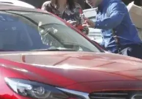 Гъзария: Сашо Кадиев задръсти цяла улица заради тузарската си мазда