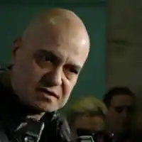 Як запой с домашна ракия в телевизията на Слави! Дългия бесен от пиянските изцепки на екипа си