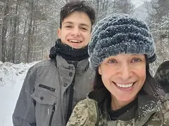 Яна Маринова посрещна сина си, който я заряза заради мащехата си