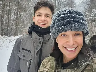 Яна Маринова посрещна сина си, който я заряза заради мащехата си