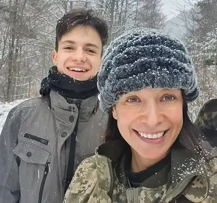 Яна Маринова посрещна сина си, който я заряза заради мащехата си