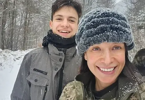 Яна Маринова посрещна сина си, който я заряза заради мащехата си